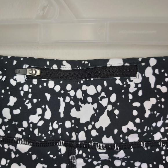 NWOT Fabletics Crop Bottoms Black/White L - Picture 8 of 11